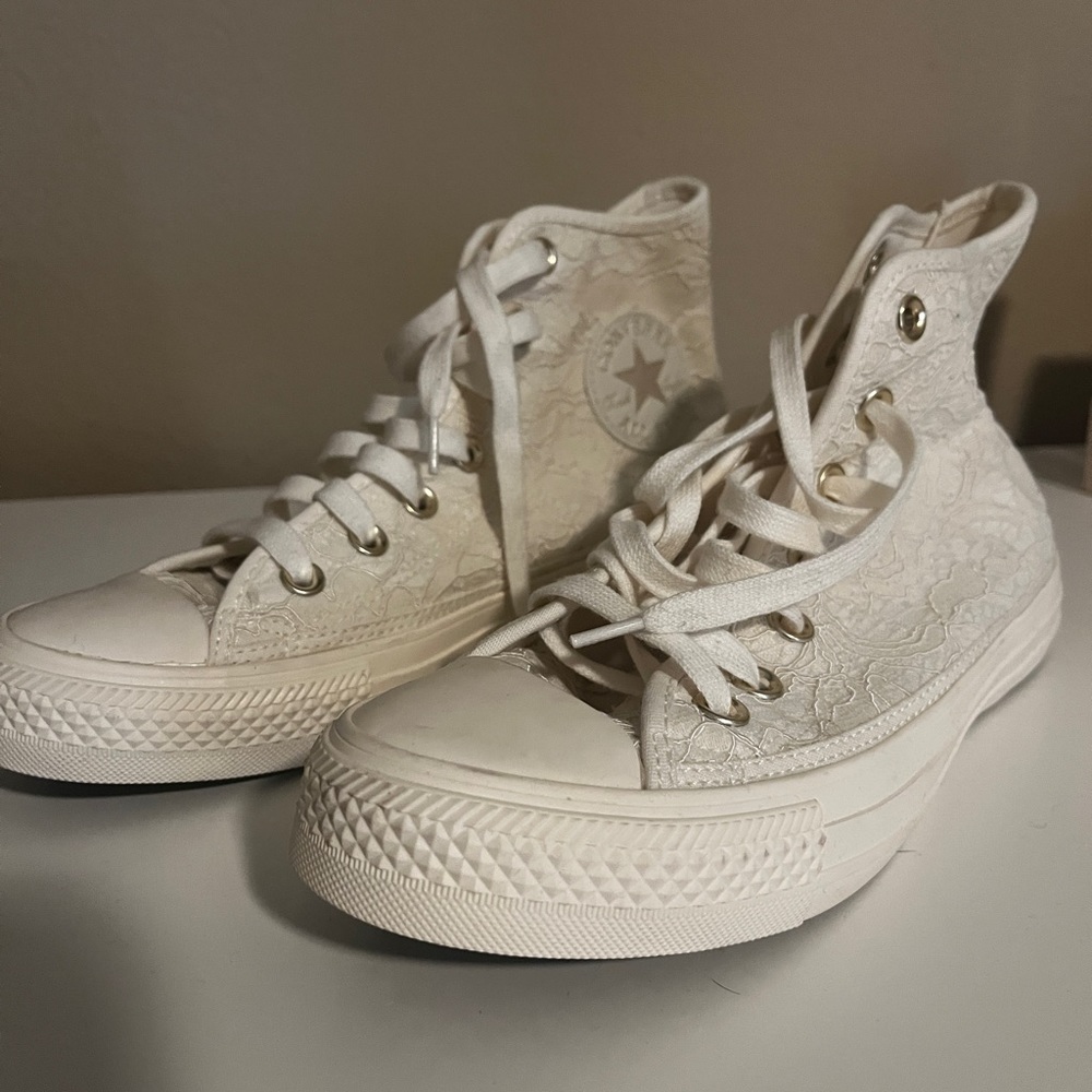Converse Sz.7 High-Top Lace White/ off white